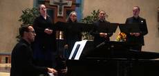 Vokalensemble beim Konzert mit Klavierbegleitung in einer Kirche